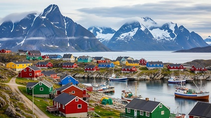 Buntes arktisches Dorf, eingebettet neben schneebedeckten Bergen