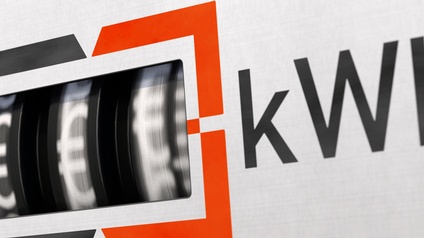 Fokusaufnahme eines Stromzählers, der sich schnell dreht und die Kilowattstunden anzeigt.