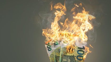 Brennendes Geld: 100-Euro-Banknoten in Flammen<br />
