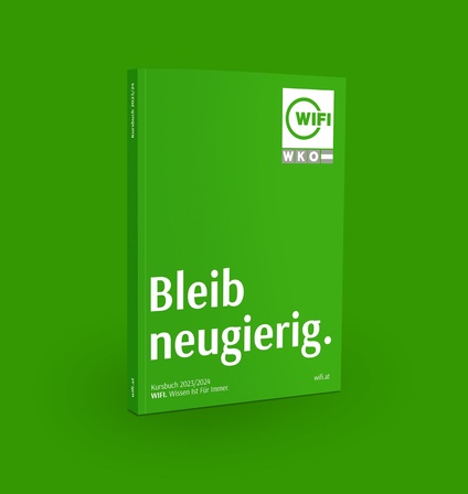 Grünes Buch mit weißer Schrift am Cover WIFI WKO Bleib neugierig. Kursbuch 2023/2024. WIFI Wissen ist für immer.