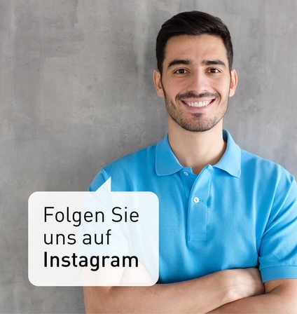 Ein junger Mann in Frontalansicht mit einer Sprechblase: Folgen Sie uns auf Instagram