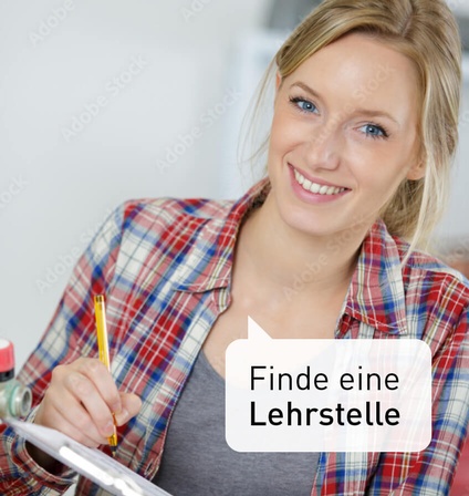 Eine Junge Installateurin bei der Arbeit