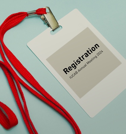 Teilnahme-Badge an einem roten Band