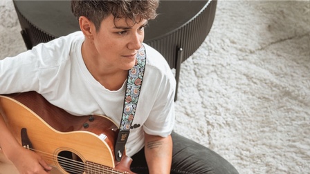 Gründerin Chanty C. Lederer mit Gitarre