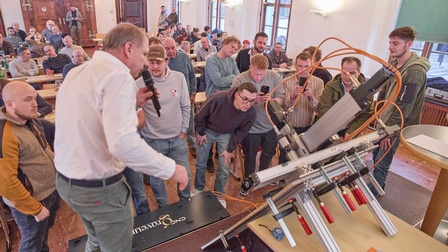 Große Beachtung fand die von Steinmetzmeister Klaus Fantoni vorgestellte mobile<br />
Gravierlösung CNC-Graveur.