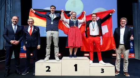 Juliana Hain am Sieger:innen-Podest