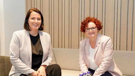Elisabeth Zehetner, die neue Staatssekretärin für Energie, Startups und Tourismus (r.), zu Gast bei WK-Präsidentin Barbara Thaler (l.). 