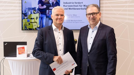 Industrie-Spartenobmann Karlheinz Wex (r.) fordert gemeinsam mit Spartengeschäftsführer Oswald Wolkenstein eine wirtschaftspolitische Trendumkehr für mehr Wettbewerbsfähigkeit.