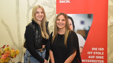 Leah Hackl (l.) und Jana Vötter aus Hall starten ihre Lehre zur Pflegeassistentin im Altenwohnheim Saggen in Innsbruck.