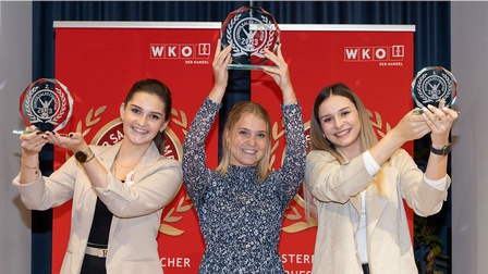 Der „Junior Sales Champion National 2023“ war fest in Frauenhand. Die zweitplatzierte Laura Schneebichler, Siegerin Anna Kröll aus Salzburg und Kim Sophie Kuntner, die den dritten Rang belegte (v. l.), strahlten um die Wette.