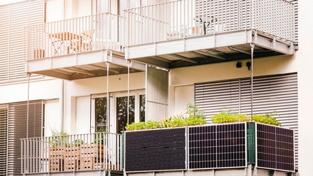 Blick auf einen sonnigen Balkon