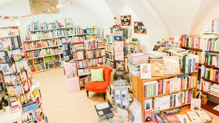 Blick auf den Buchladen mit Sitzecke