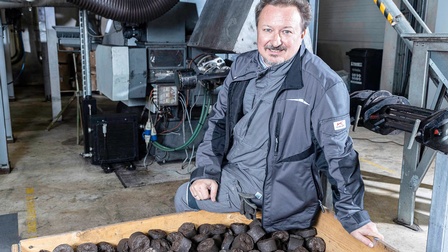 Moser mit Briketts 