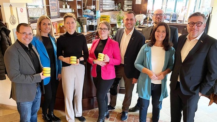 Wirtschaftskammerpräsident Andreas Wirth, WK-ServiceCenter-Leiterin Carola Fuchs, Parkhotel-Betreiberin Lisa Neubauer, WK-Expertin Christina Palkovich, Regionalstellenleiter Florian Schober, WK-Experte Franz-Stephan Ivancsics, Regionalstellenobfrau Melanie Eckhardt und Wirtschaftskammerdirektor Harald Schermann (v. l.). 