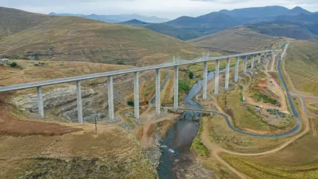 Hohe Brücke über einen Fluss