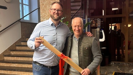 Wallisch übergibt ein Staffelholz an Germeshausen