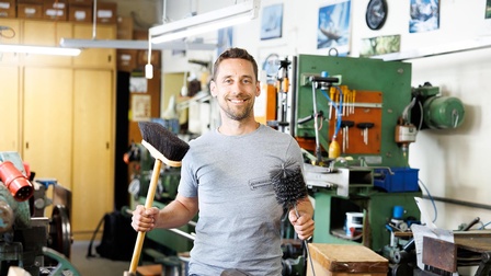 Bei einem Rundgang durch die letzte Wiener Bürstenmanufaktur Meier Bürsten lernen Besucher das traditionelle und seltene Handwerk der Bürstenmacher kennen