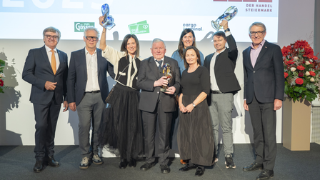 Frauen und Männer auf einer Bühne bei der Verleihung des Handelsmerkur 2025