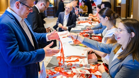 Mann nimmt Umhängkarte