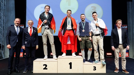 Jakob Gratl am Sieger:innen-Podest