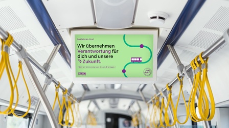 Infoscreen in einem Bus mit der Aufschrift 