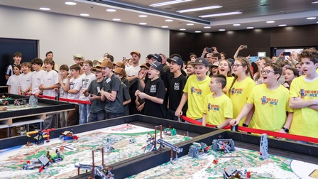 Gruppenbild einiger teilnehmenden Gruppen der First Lego League Tirol