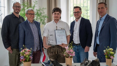 Raphael Sax aus Salzburg holte sich den Sieg beim Lehrlingswettbewerb der Orthopädieschumacher:innen - dazu gratulierten Mathias Patsch, Ausschussmitglied in der Landesinnung der Tiroler Gesundheitsberufe, der Tiroler Berufsgruppensprecher Andreas Kotzbeck, der Innungsmeister der Tiroler Gesundheitsberufe Alexander Gartner und der Obmann der Sparte Gewerbe und Handwerk in der WK Tirol Franz Jirka (v.l.). 