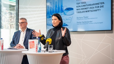 Präsidentin Barbara Thaler und Stefan Garbislander, Leiter Wirtschaftspolitik, Innovation und Nachhaltigkeit in der WK Tirol, präsentieren die Konjunkturaussichten für 2026. 