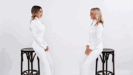 Ayse Ünlü und Natascha Bernhart stehen einander gegenüber, man sieht sie im Seitenprofil