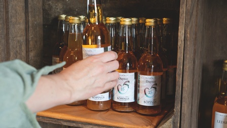 Flaschen mit Getränken