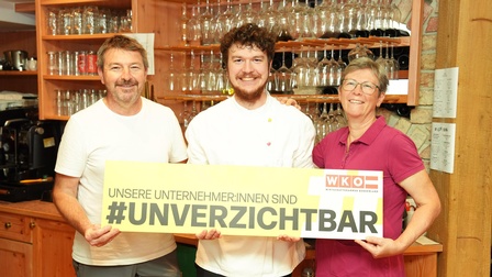 „Hof-Übergabe“: Ossi (l.) und Sonja Landauer mit Sohn und Nachfolger Bernhard 