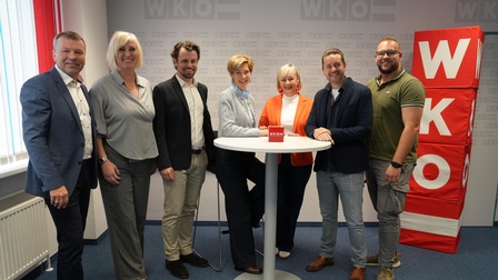 Landesvorsitzende Daniela Jagschitz (M.) mit den Bezirkssprechern Franz Erhardt (Oberpullendorf), Friederike Heinrich (Neusiedl am See), Johannes Schmit (Eisenstadt), Sabine Trinkl (Güssing), Thomas Paul (Oberwart) und Lukas Giefing (Mattersburg) (v. l.)