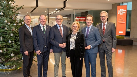 WKO Steiermark Präsidium beim Weihnachtsbaum, Weihnachtswünsche: WKO Steiermark Präsident Josef Herk, die Vizepräsidenten Herbert Ritter, Gabi Lechner und Dietmar Schweiggl sowie Direktor Karl-Heinz Dernoscheg mit Stellvertreter Gerhard Kienzl