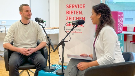 Bei der Podcastaufnahme im Gespräch: Crypto-Experte Robert Pöchhacker mit Martha Rivadeneira-Caldas, JW-Bezirksvorsitzende-Stv. im Bezirk Amstetten.