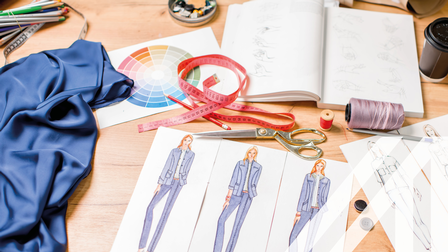 Blick auf den Tisch in einem Schneideratelier mit Modezeichnungen, Entwürfen und Schneiderwerkzeugen