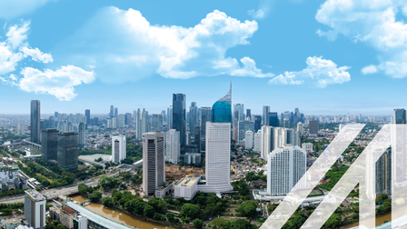 Panoramablick auf Jakarta, die Hauptstadt von Indonesien., mit vielen Wolkenkratzern und befahrenen Straßen, ein Fluss mit Bäumen am Ufer schlängelt sich durch die Stadt. Über das Bild wurde ein weißes Austria A gelegt.