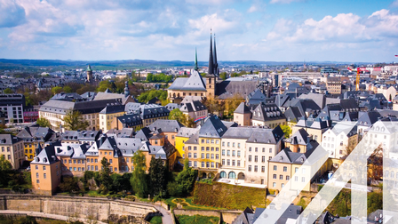 Blick von oben auf die historischen Gebäude in der Stadt Luxemburg, in der Mitte erkennt man eine Kirche <br />
