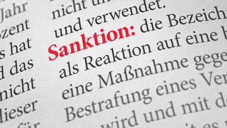 Ausschnitt aus einem Wörterbuch: Das Wort Sanktion ist rot hervorgehoben