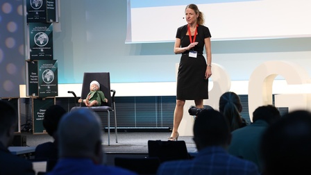 Eine Frau steht auf einer Bühne