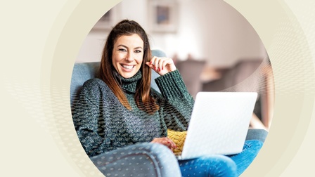 Lächelnde Person in blauem Ohrensessel mit Laptop am Schoß sitzend kreisrund umrandet von beigem Overlay