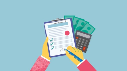 Hände halten ein Klemmbrett und unterzeichnen ein Dokument, daneben liegen weitere Dokumente sowie ein Taschenrechner