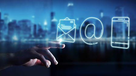 E-Mail-, Internet- und Telefonsymbole vor einem blauen Hintergrund