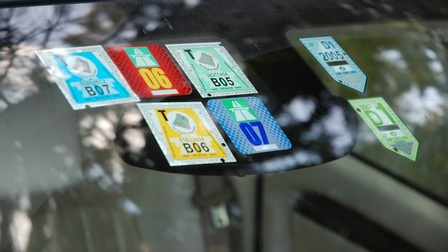 Nahaufnahme einer Auto-Windschutzscheibe mit österreichischen und ungarischen Vignetten