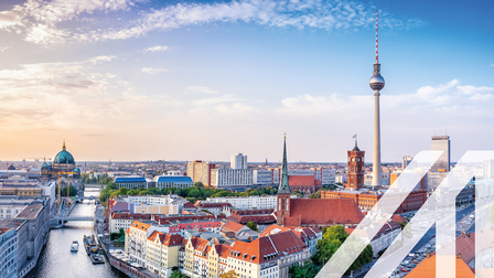 Panoramablick auf die deutsche Hauptstadt Berlin mit Fluß