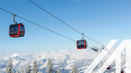 Moderne Skigondel in einem österreichischen Skigebiet an einem verschneiten Wintertag.