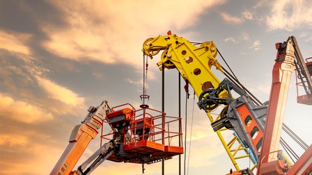 mobile Kräne vor bewölktem Himmel