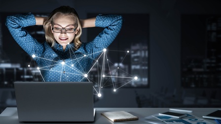 Frau am Laptop