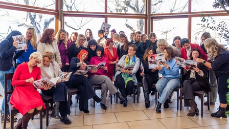 Das gesamte Team von Frau in der Wirtschaft Kärnten, welches im #macherinnen Journal blättert.