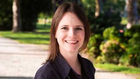 Eine lächelnde Frau.