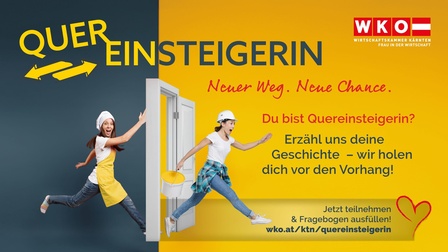 Zwei Frauen, die durch eine Tür rennen.